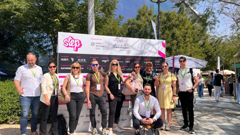 Udeleženci mednarodnega pospeševalnika UAE 2025/26 - fotografija pred panojem